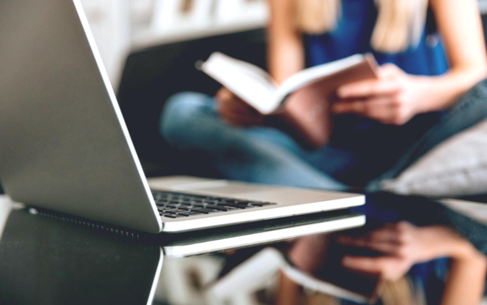 Moderne Finanzberatung in innovativer Arbeitsumgebung